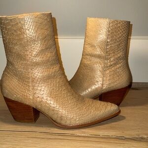 Matisse Womens Caty Boot Size 8.5  Tan Cream Snakeskin Western Bootie Block Heel